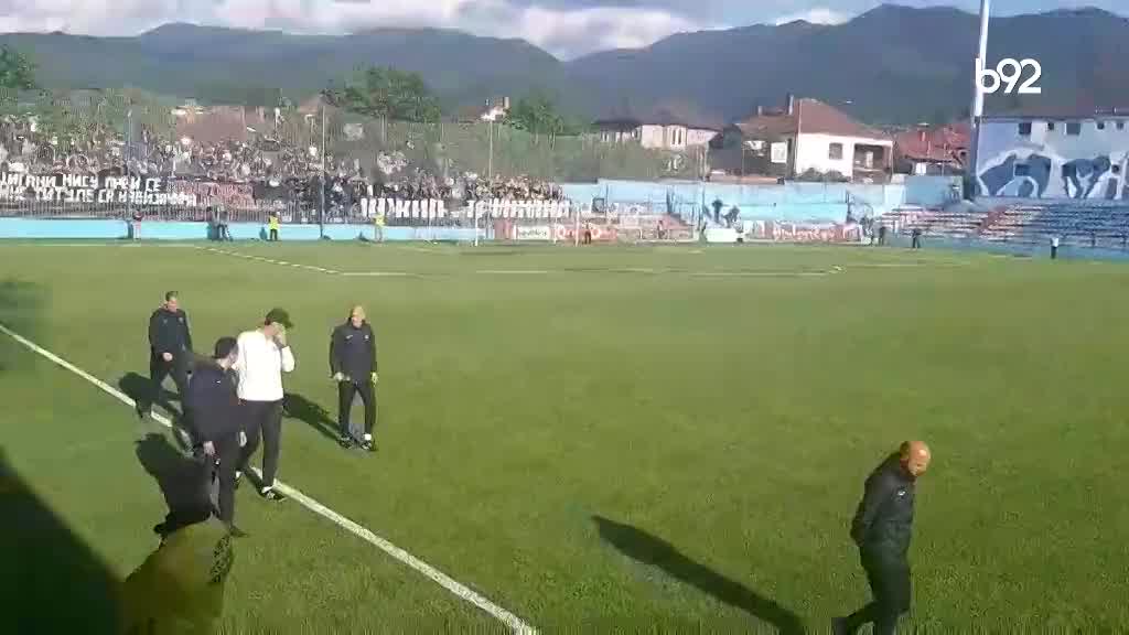 Opet prekid meča zbog transparenta 