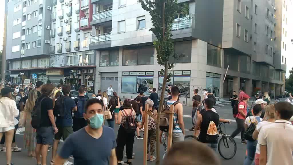 Demolirane prostorije SNS-a u Novom Sadu