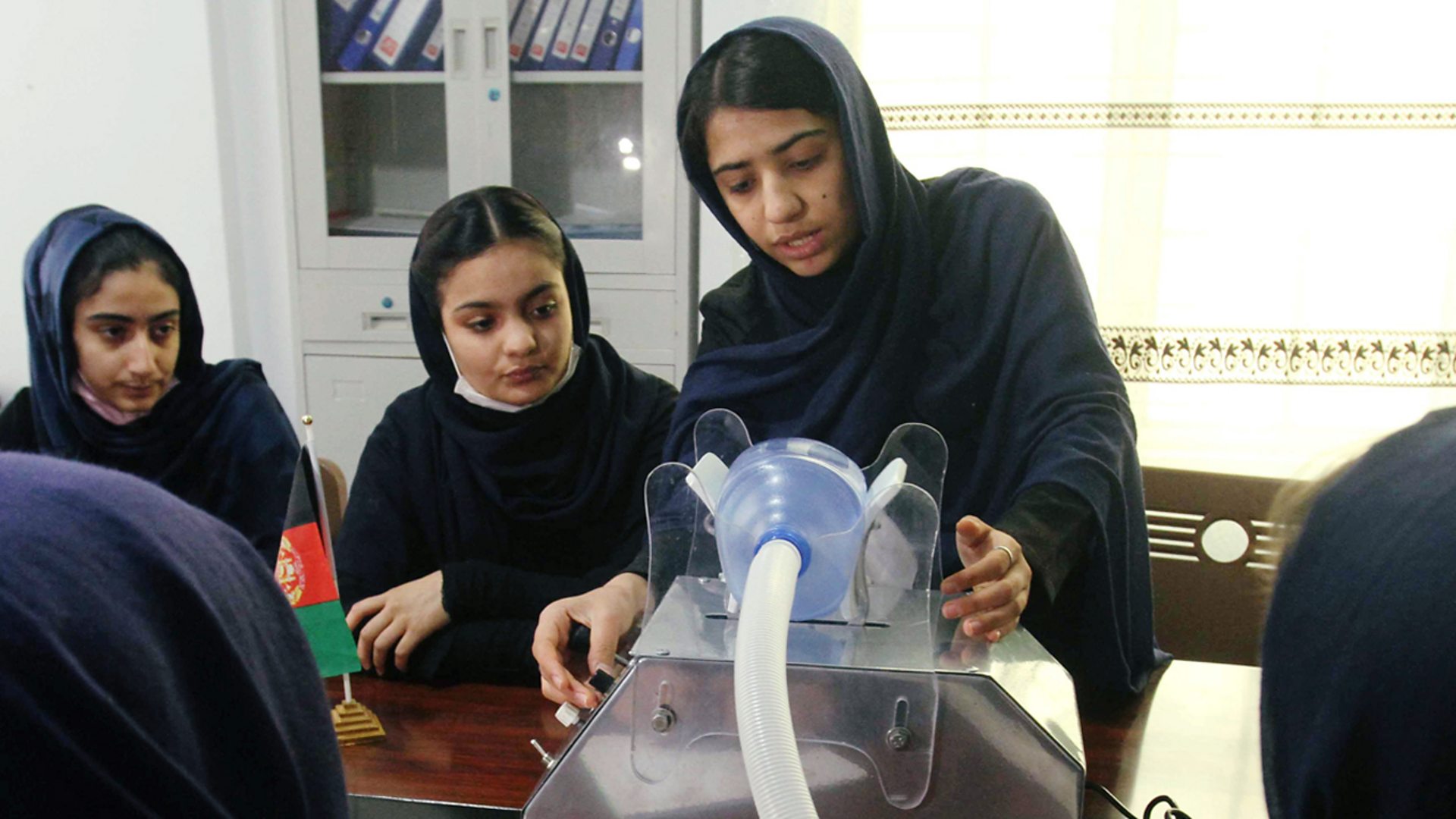 Tinejdžerke iz Avganistana napravile respirator
