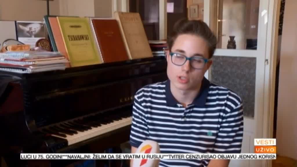 Mladi pijanista završio na sudu zato što je vežbao na klaviru! VIDEO