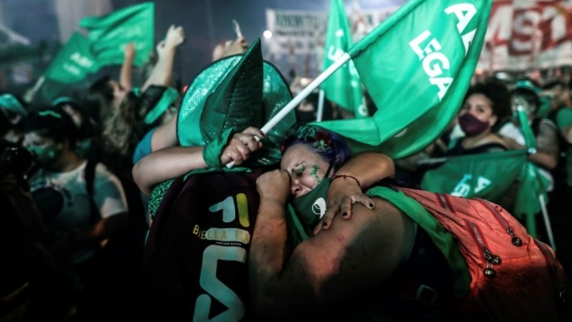 Crowds celebrate as Argentina legalises abortion