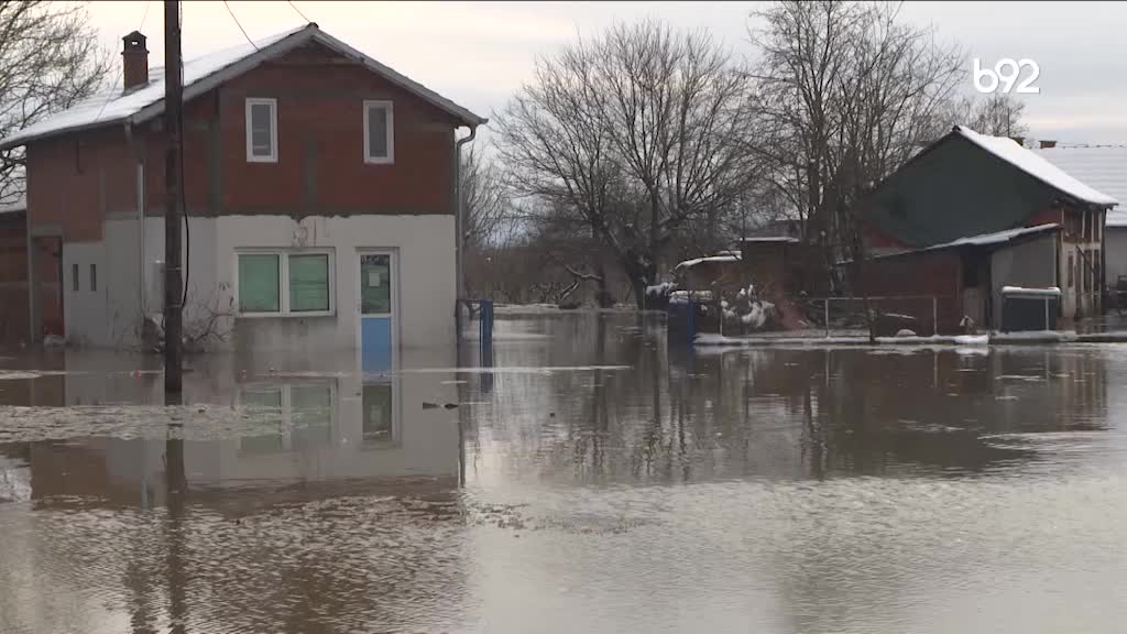U Gračanici poplavljeno više od 100 domaćinstava; hladno vreme otežava sanaciju