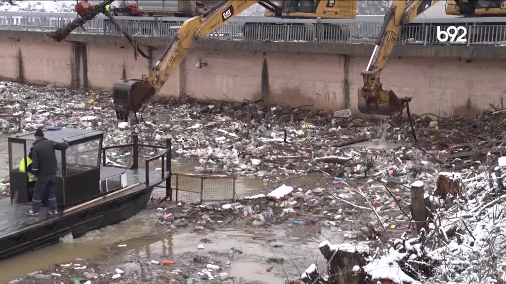 Tri nedelje čišćenja plutajuće deponije: Betonski zid rešava katastrofu?