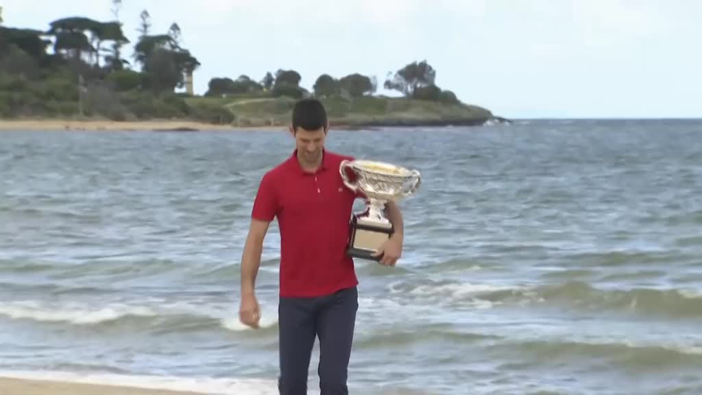 Ðokoviæ "prošetao" trofej po plaži
