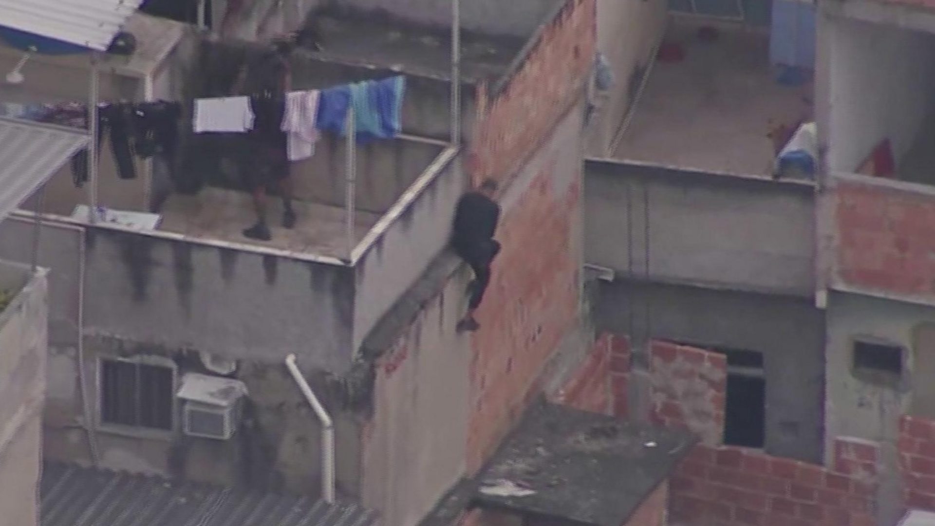 Rio suspects filmed jumping from rooftops