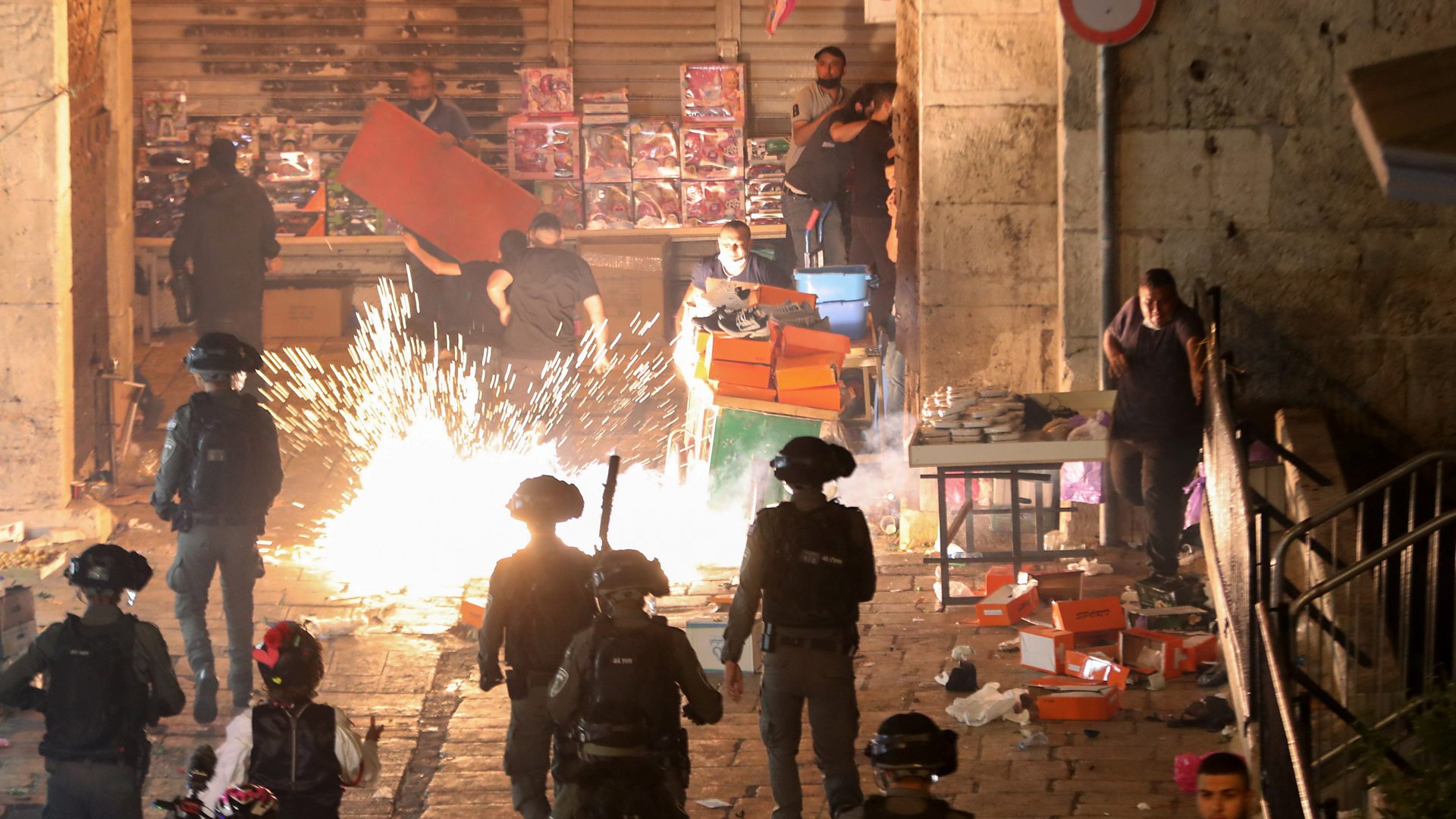 Stun grenades fired in Jerusalem clashes