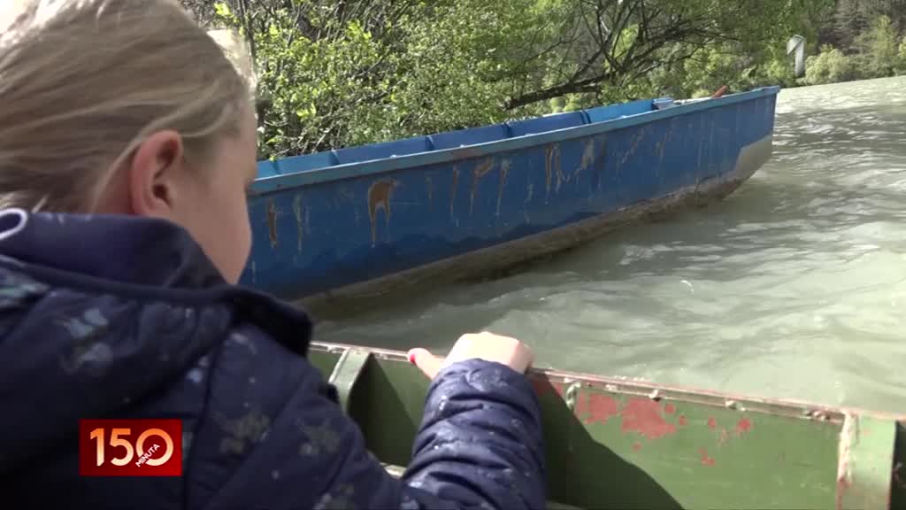 Prevozi decu do škole veslajuæi na èamcu - svakodnevno izloženi velikoj opasnosti