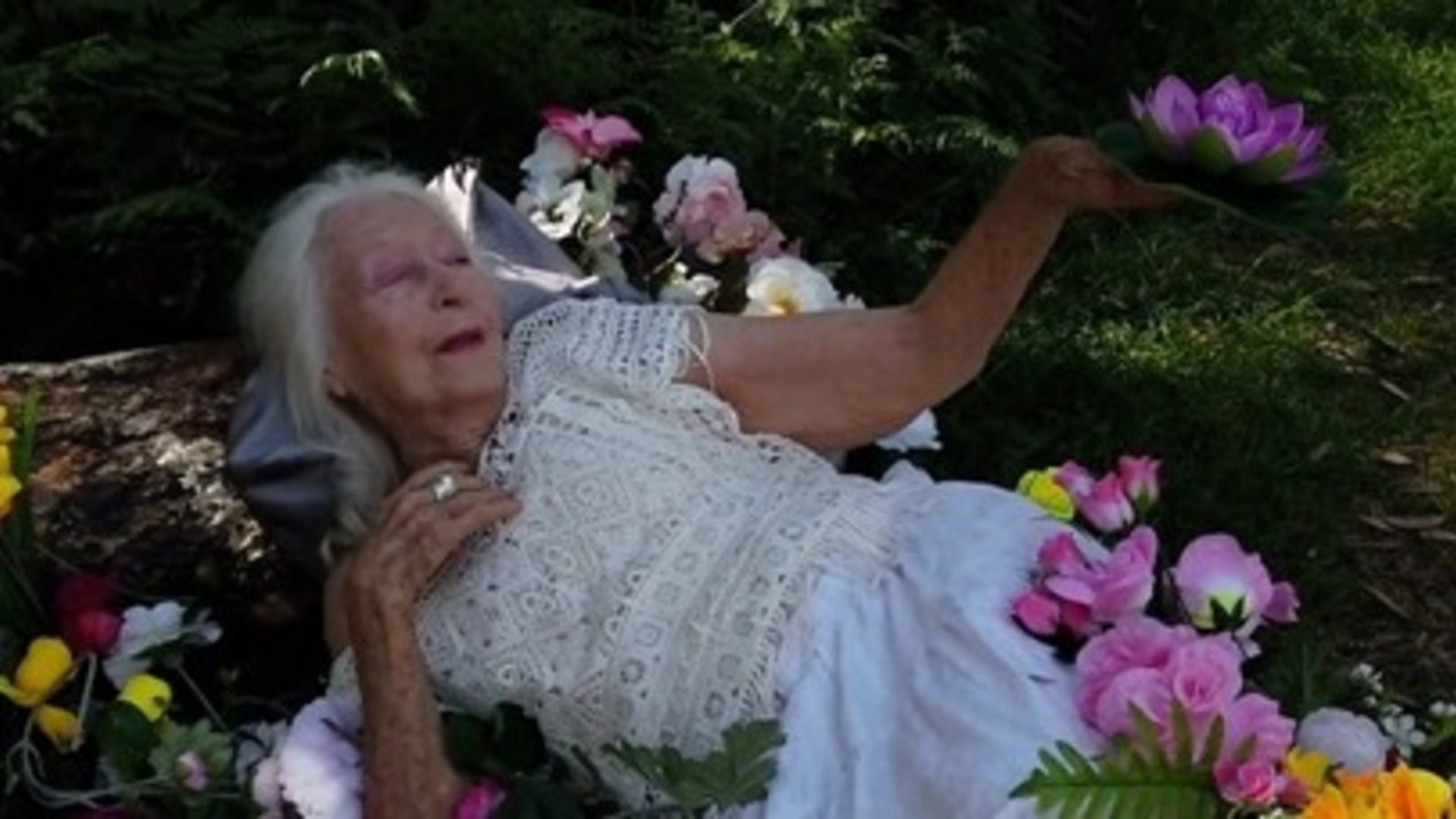 Има 106 година, а и даље плеше