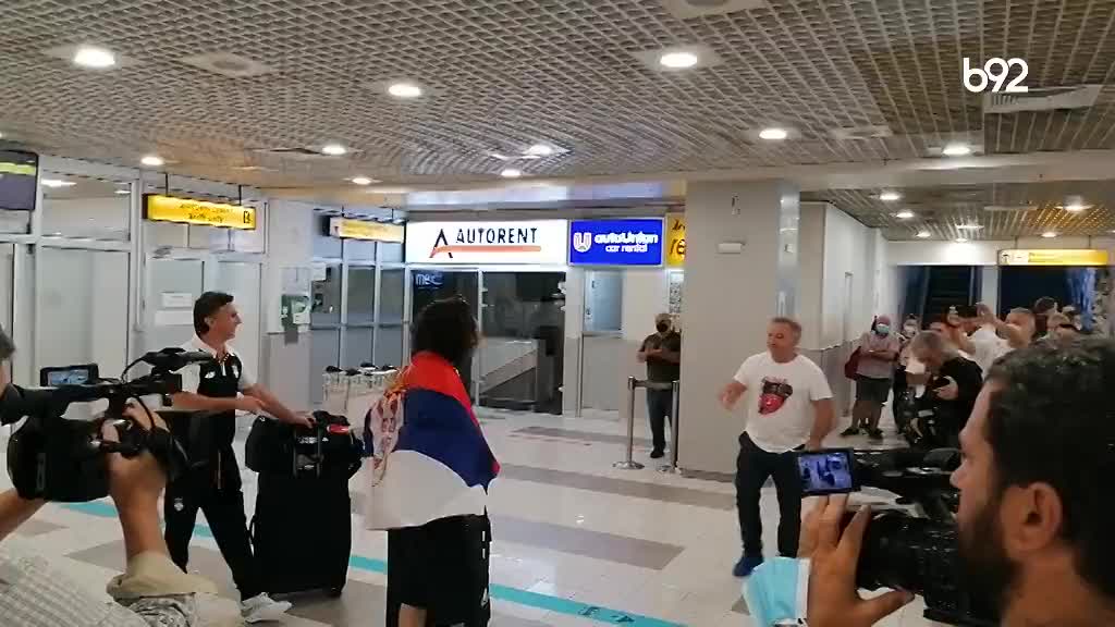 Zurab ogrnut trobojkom, dočekao ga 