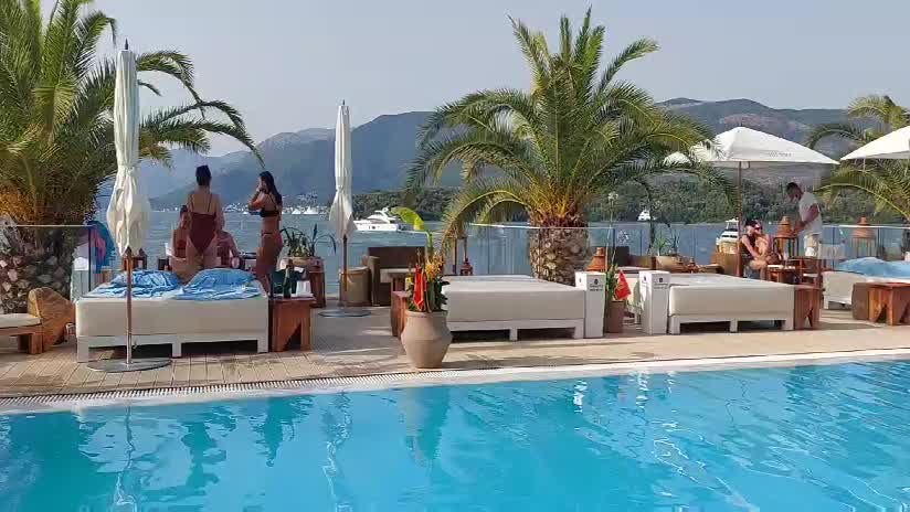 Tivat: Luksuz i papreno skupe ležaljke