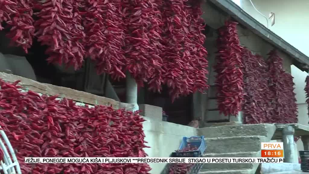 U selu kod Leskovca jedinstvena manfestacija: Pobednica nanizala 300 paprika za tri minuta