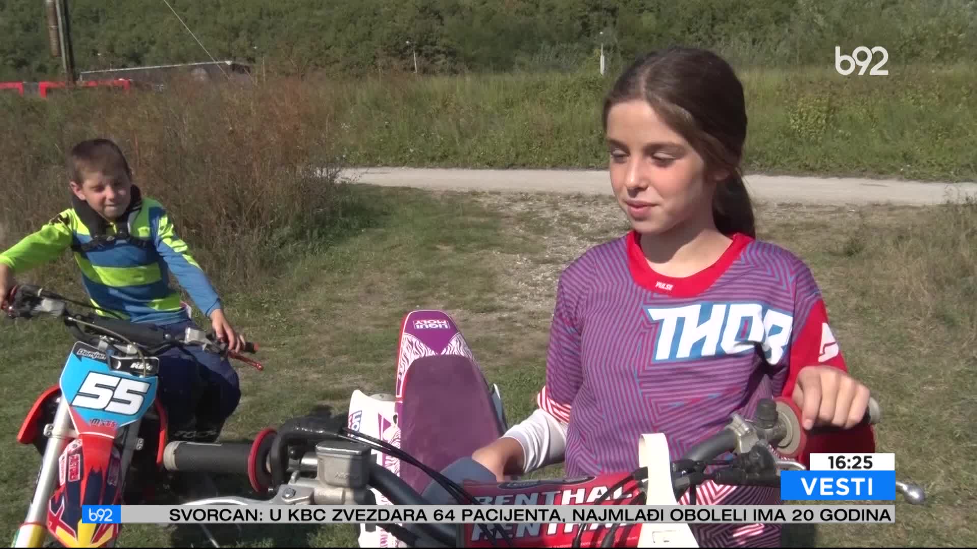 Deca motoristi iz okoline Užica oduševljavaju sve na moto-kros trkama