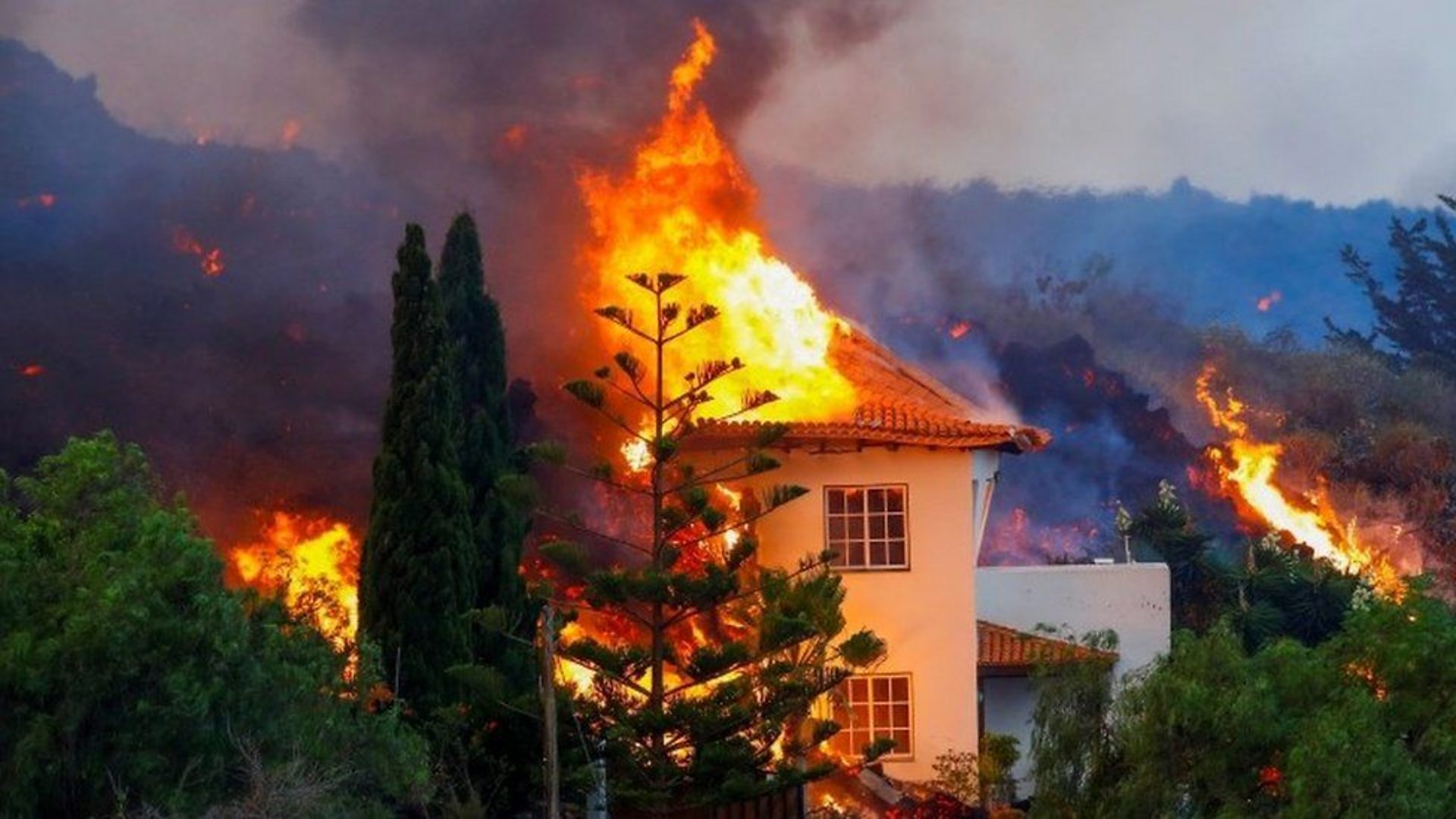 Lava iz vulkana na španskom ostrvu La Palma uništava okolna sela