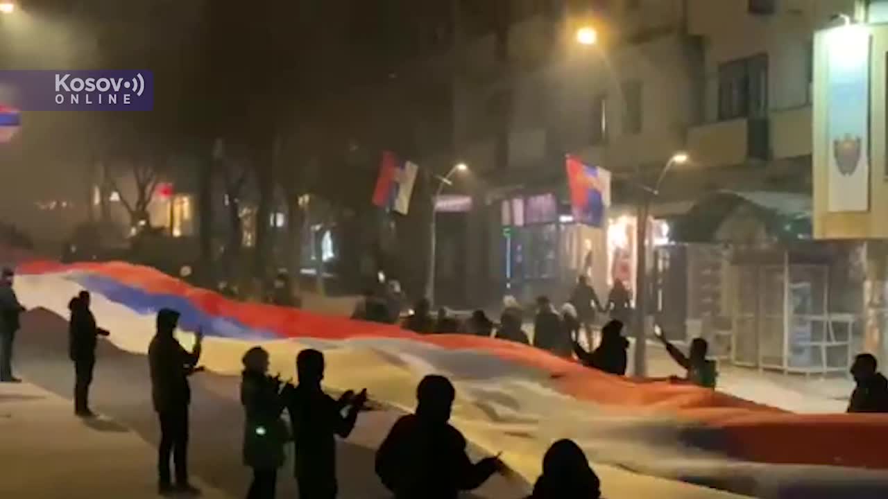Srpska trobojka od 250 metara na glavnom gradskom trgu u Severnoj Mitrovici