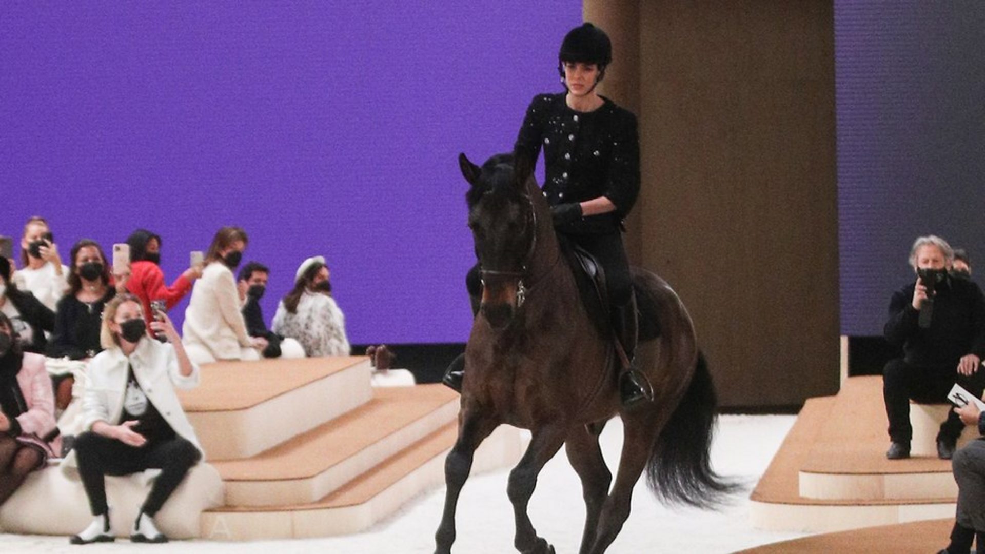 Недеља моде у Паризу: Коњ се прошетао Шанел&#