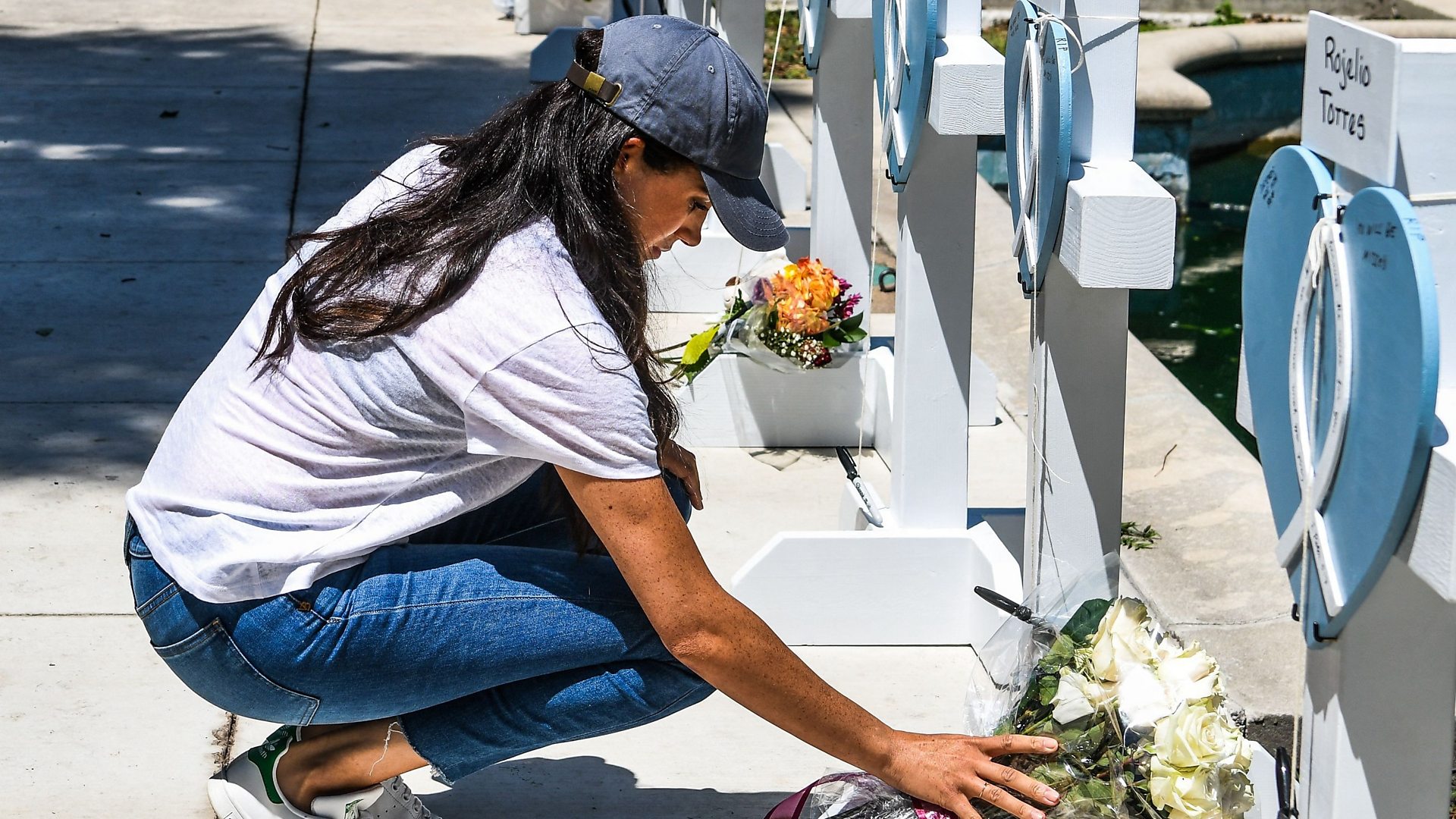 Meghan Markle visits memorial for Texas shooting victims