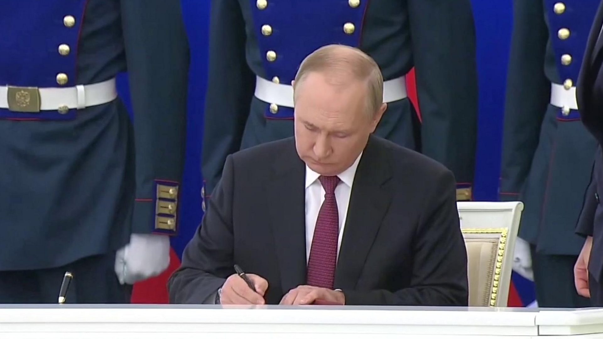 Putin signs annexation documents