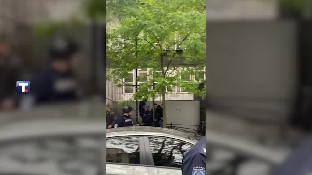 Privođenje dečaka koji je pucao u OŠ 