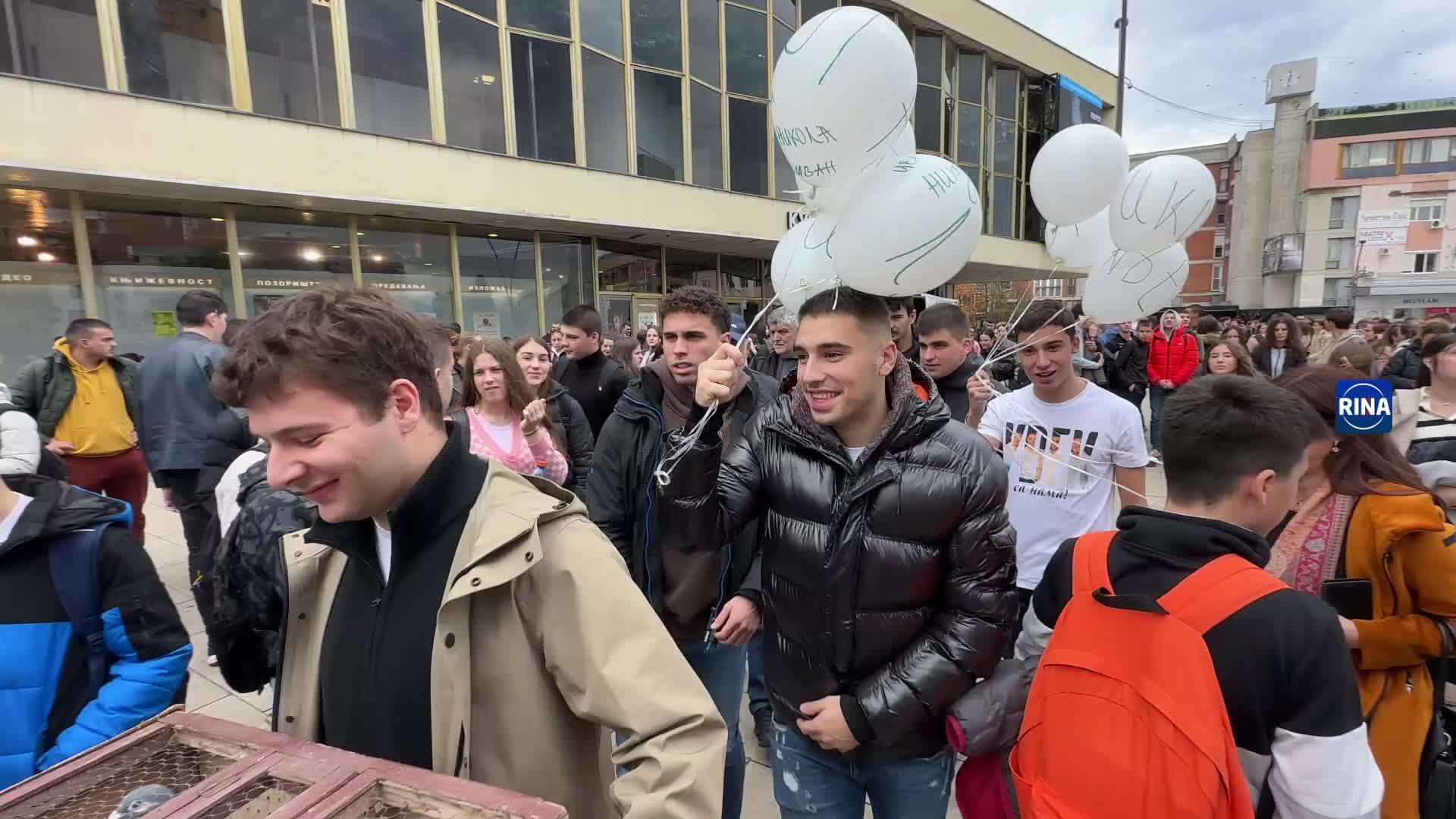 Golubovi i baloni poleteli u nebo u znak sećanja na četvoricu nastradalih mladića